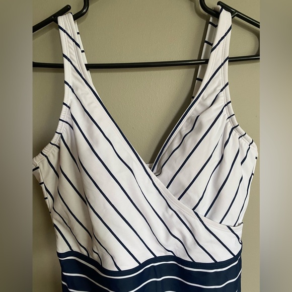 NWOT Kona Sol Swimsuit Full Coverage One Piece Striped Size L - Picture 6 of 12